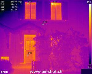 Das Wärmebild vom Haus deckt energetische Schwachstellen auf.